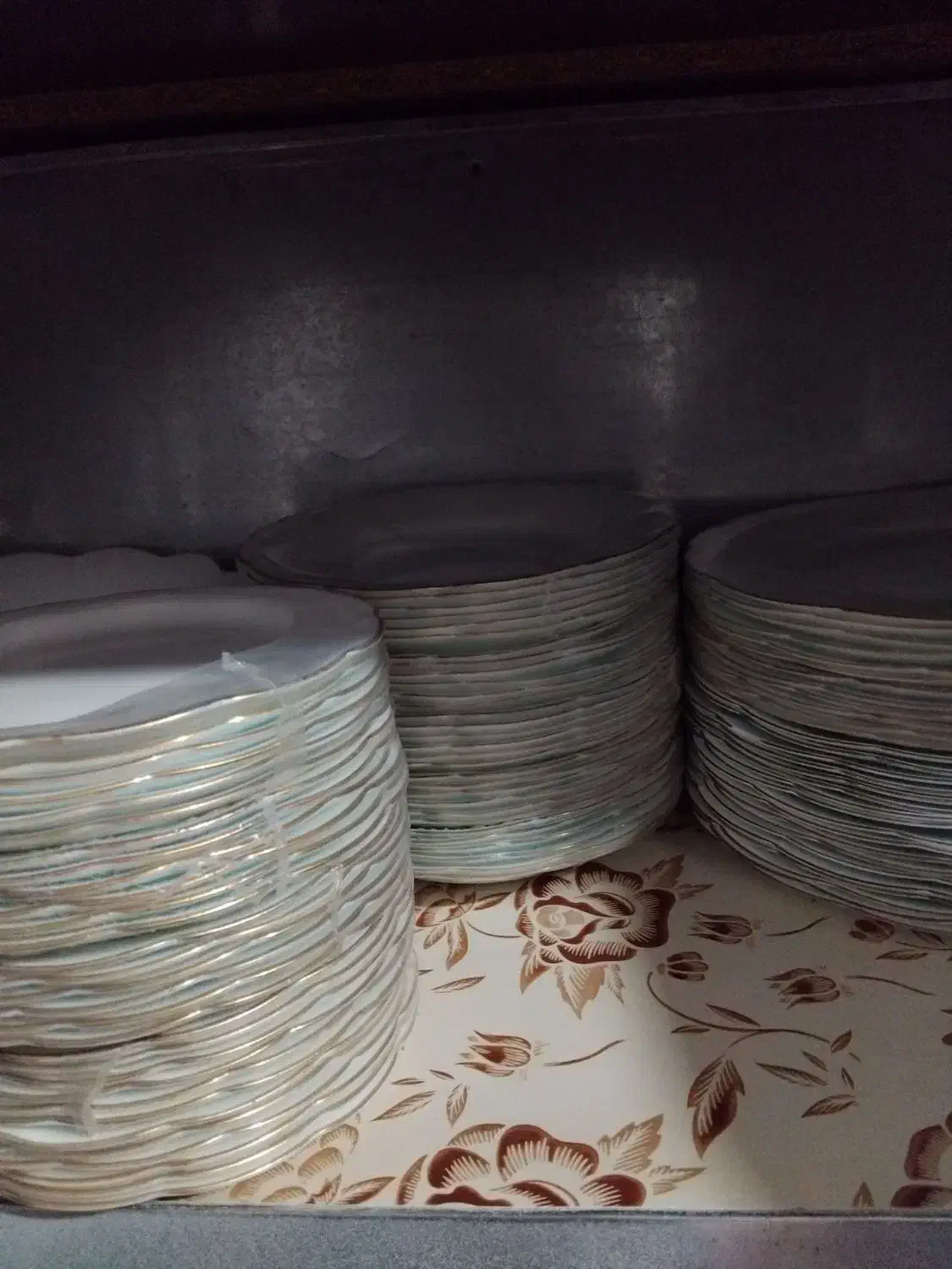 سرویس آرکوپال سفید دور طلایی اصل|ظروف سرو و پذیرایی|بروجرد, |دیوار