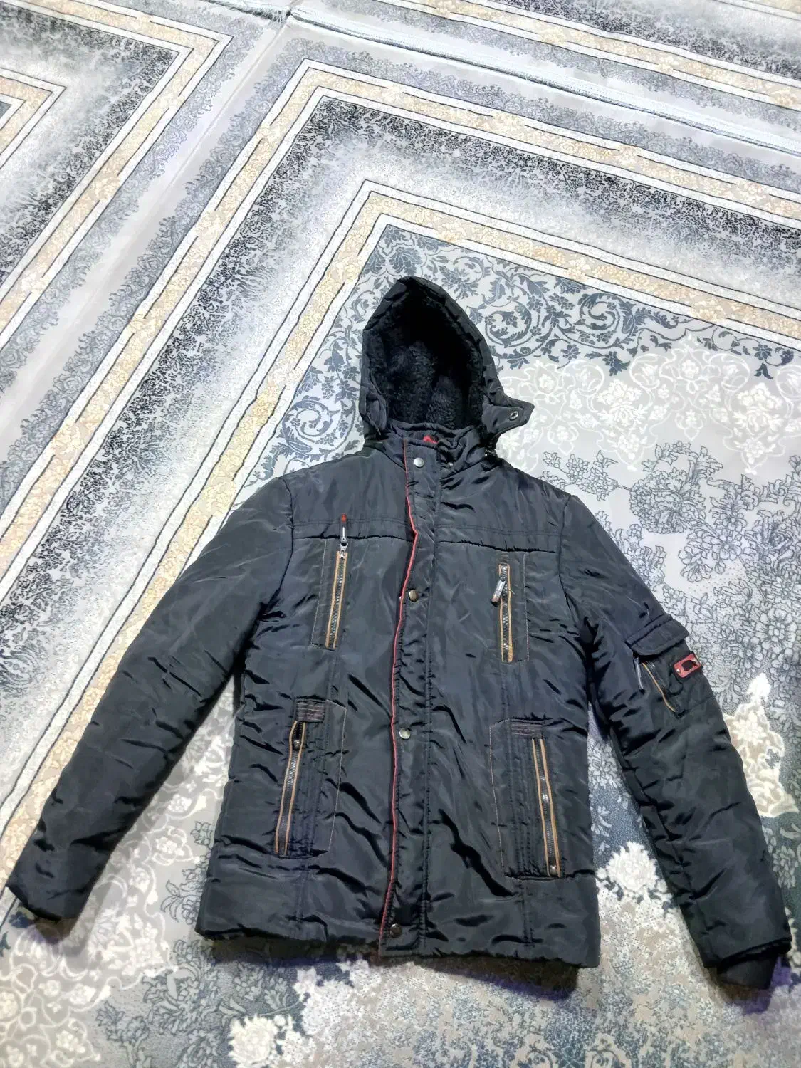 کاپشن|لباس|قروه, |دیوار