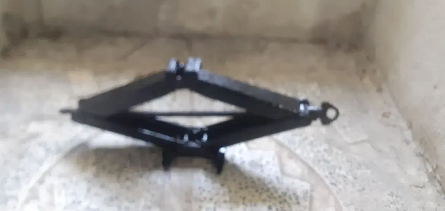 یک عدد جک پنچری سواری پژو سمند|قطعات یدکی و لوازم جانبی|بروجرد, |دیوار