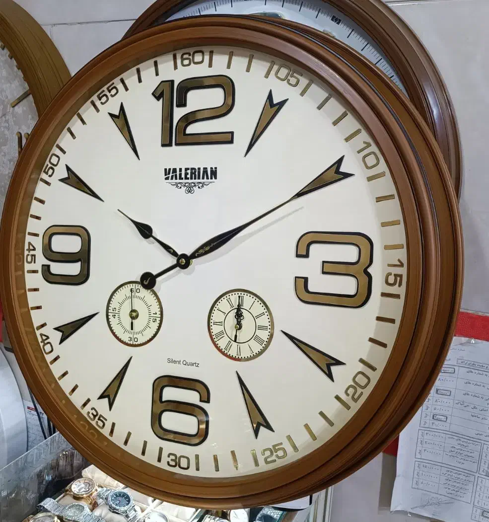 ساعت دیواری طوسی سفید و قهوه ای والرین جدید رسید|ساعت دیواری و تزئینی|اراک, |دیوار
