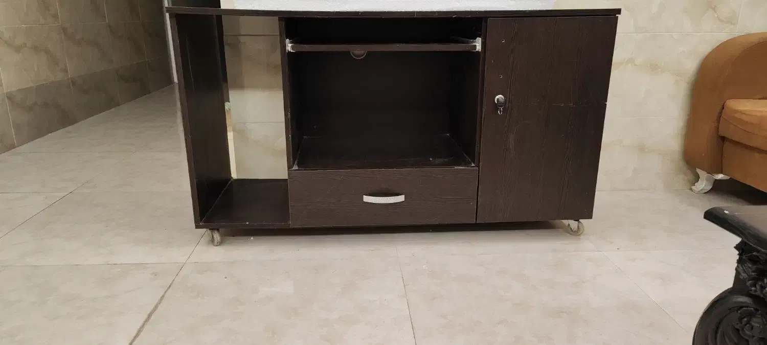 میز  کامپیوتر کاملا سالم ومحکم|میز تحریر و کامپیوتر|اسکو, |دیوار