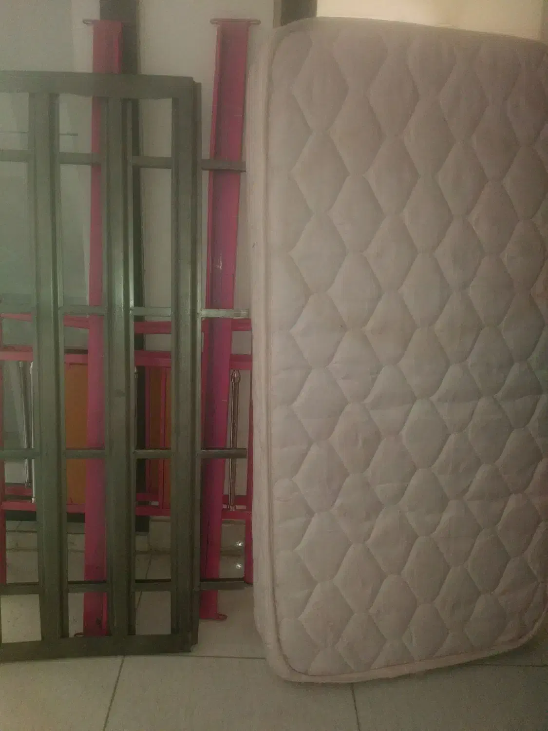 تخت و تشک کودک 7ساله|تخت و صندلی بچه|بروجرد, |دیوار