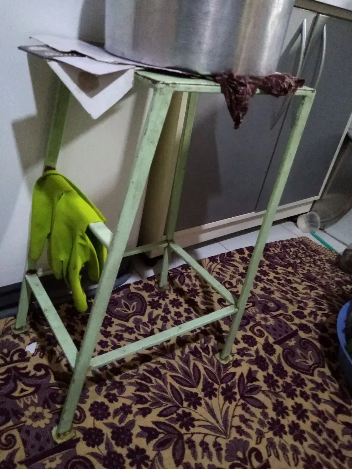 2عدد چهار پایه یکی بلند یکی کوتاه سالم بهگ|صندلی و نیمکت|تهران, خلیج فارس|دیوار