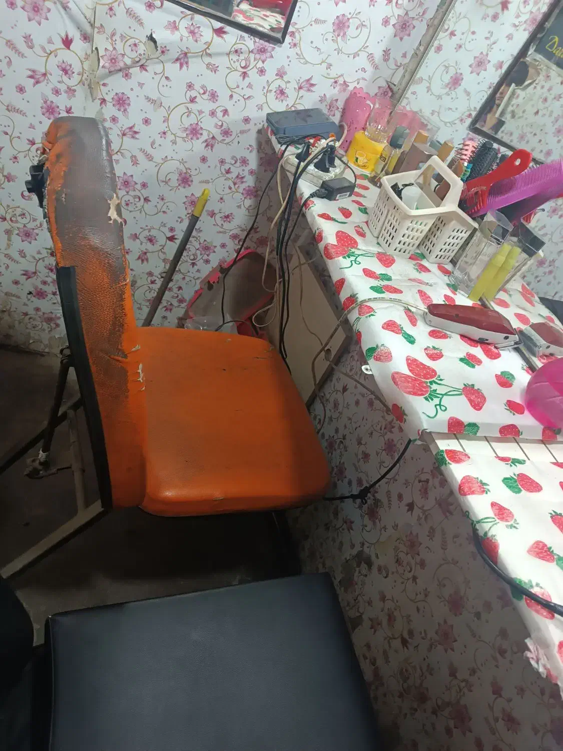 صندلی|آرایشگاه و سالن‌های زیبایی|سنندج, |دیوار