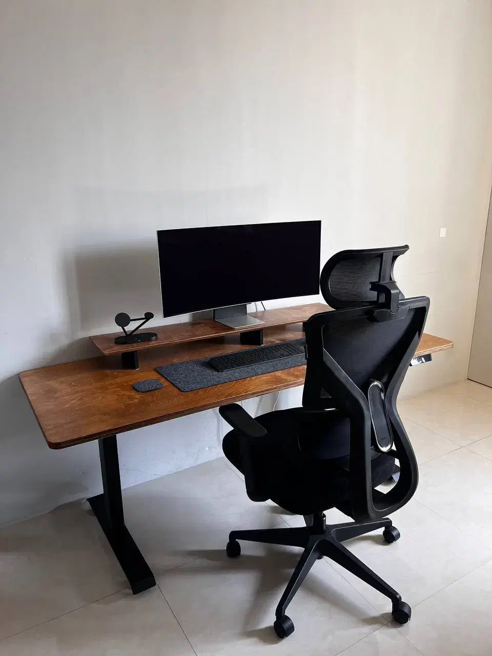 میز ایستاده چوبی با پایه فلزی قابل تنظیم ارتفاع|میز تحریر و کامپیوتر|شیراز, ستارخان|دیوار