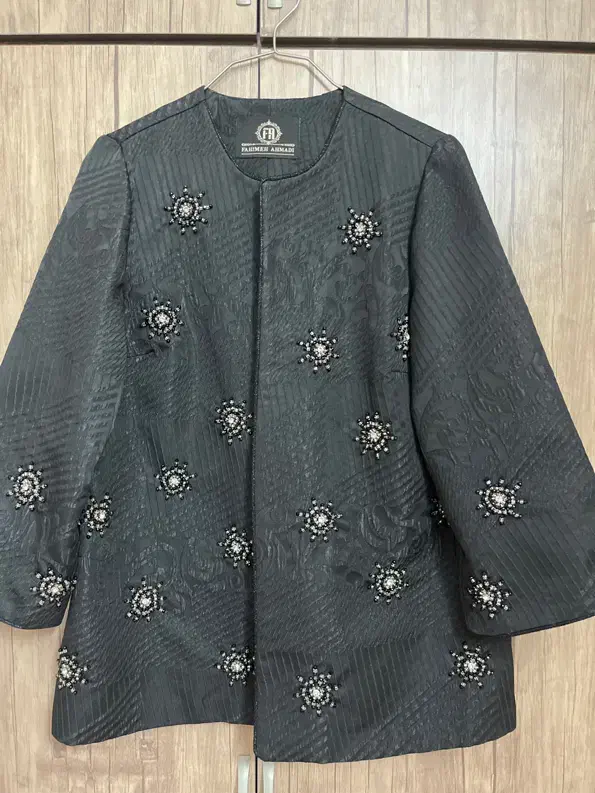 کت مجلسی|لباس|مشهد, هفت تیر (آب و برق)|دیوار