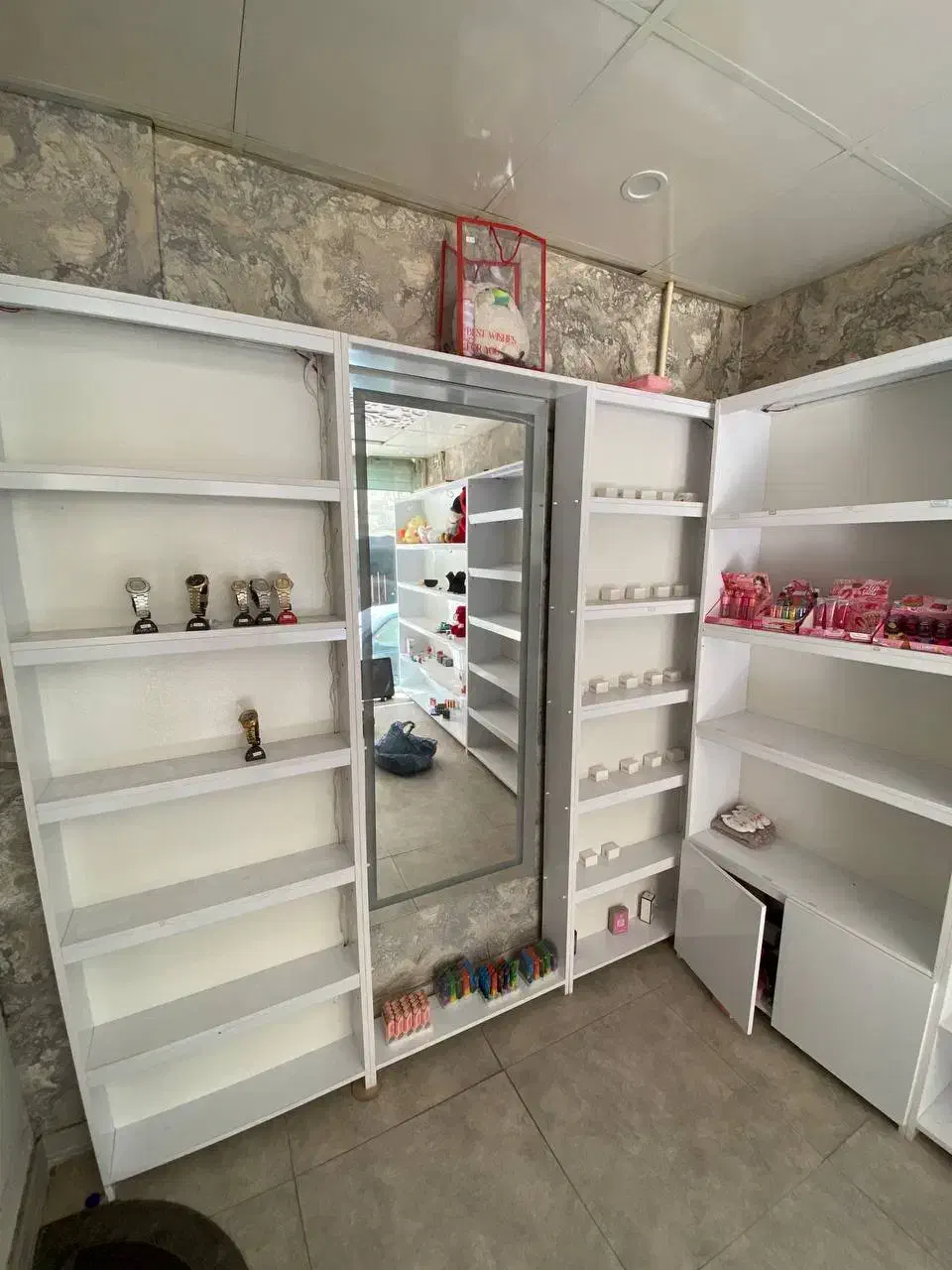 قفسه ویترین مغازه کم استفاده|کتابخانه، شلف، قفسه‌های دیواری|کرج, حصارک بالا|دیوار