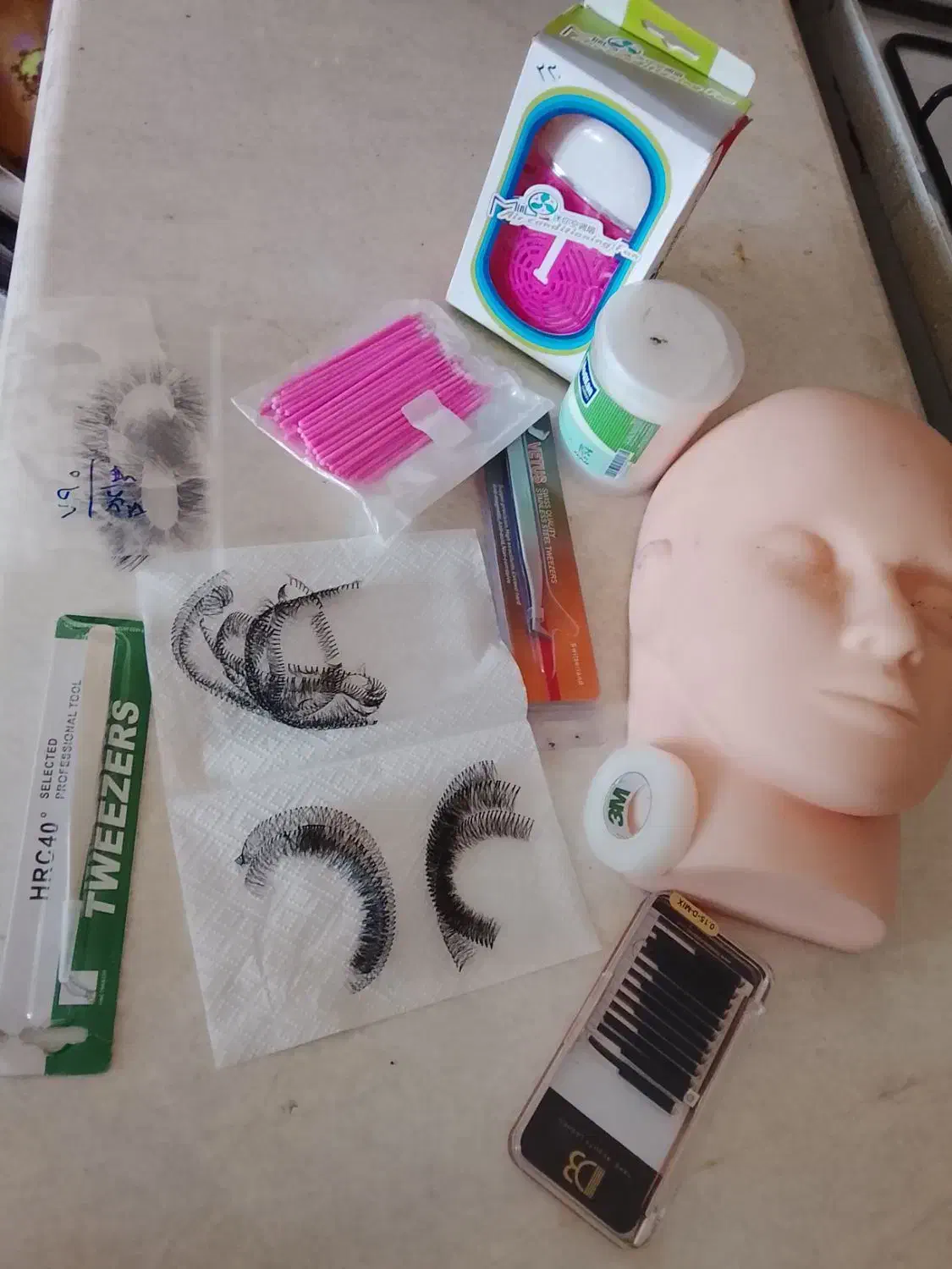 میز ناخن کاری همراه وسایل کاشت مژه|آرایشگاه و سالن‌های زیبایی|نجف‌آباد, یزدانشهر|دیوار