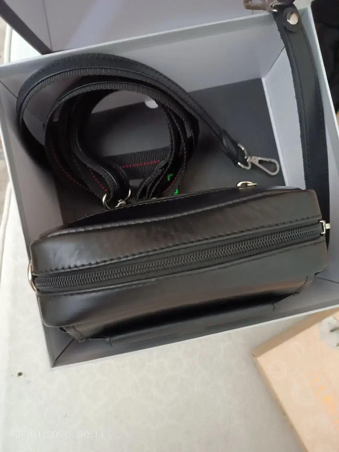 کیف دوشی چرم|کیف، کفش، کمربند|اندیشه, اندیشه فاز ۴|دیوار