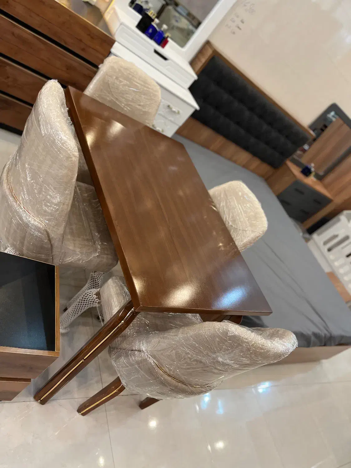 ناهارخوری مدل لورنت|میز و صندلی غذاخوری|کاشان, گارزگاه|دیوار