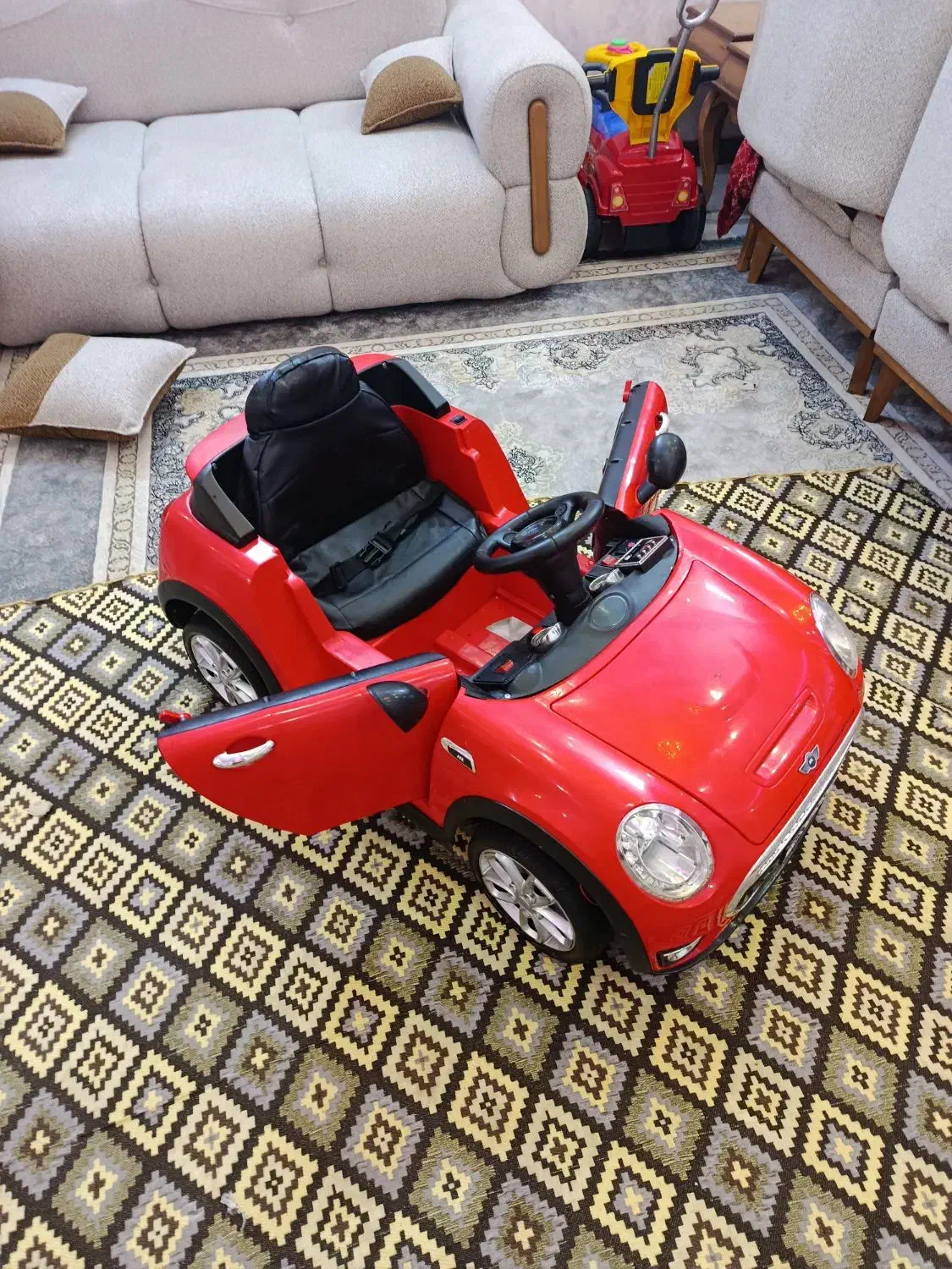 ماشین شارژی دو موتوره تمیز موزیکال فلش خور|اسباببازی بچه|مشهد, مشهدقلی|دیوار