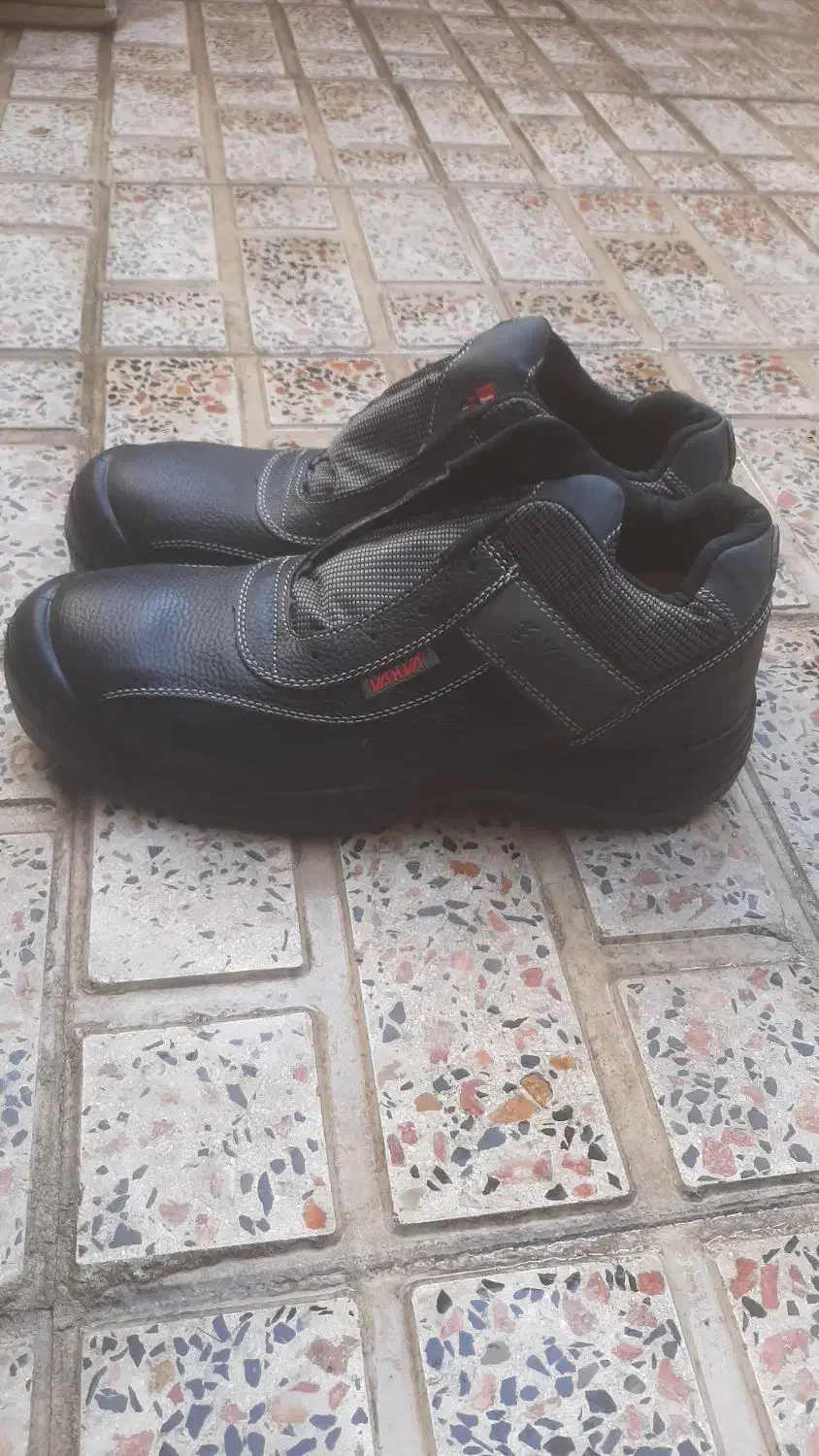 کفش ایمنی وکار|کیف، کفش، کمربند|آفتاب, |دیوار