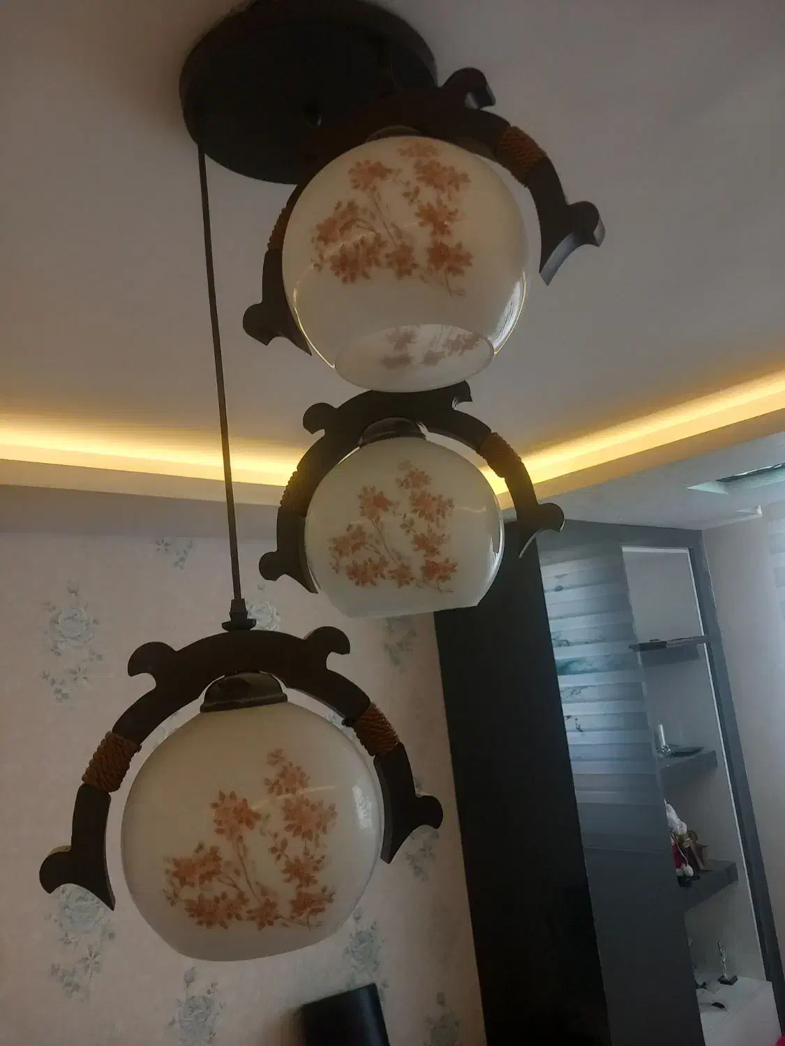 لوستر آویز سه حباب|لوستر و چراغ آویز|اصفهان, باغ فدک|دیوار