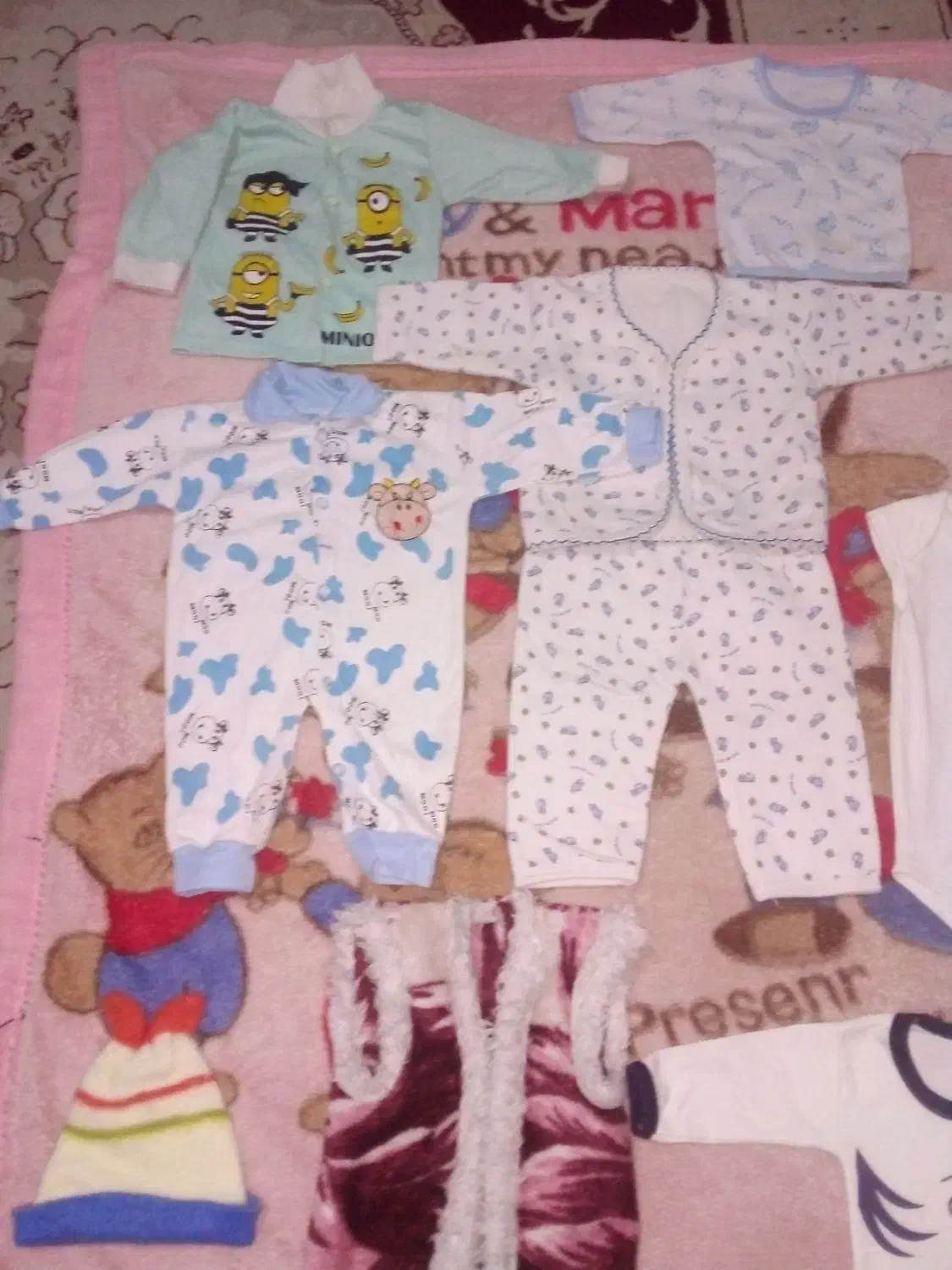 لباس نوزادی|کفش و لباس بچه|صحنه, |دیوار