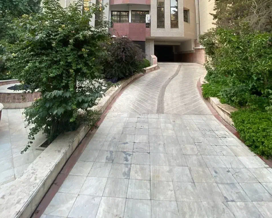 میرداماد شمالی ۲۰۰متر سه خوابه