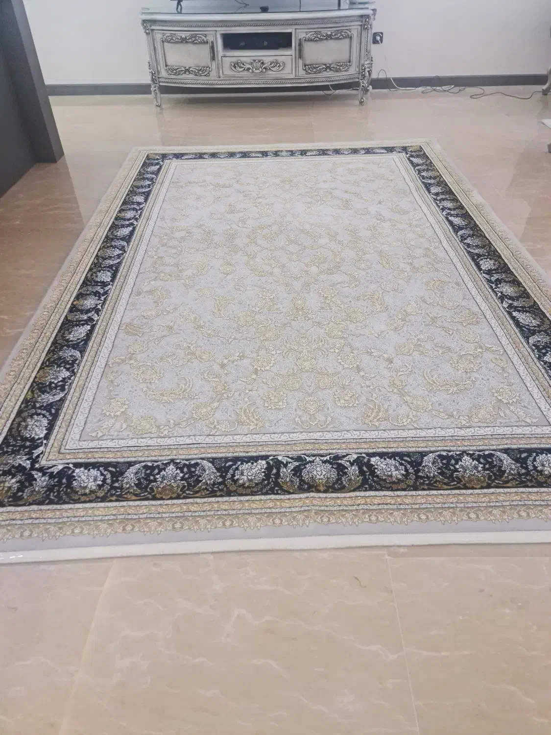 یکعدد فرش ۶متری بسیارزیبا کرم نقره ای کلاسیک|فرش|تهران, تهرانپارس غربی|دیوار