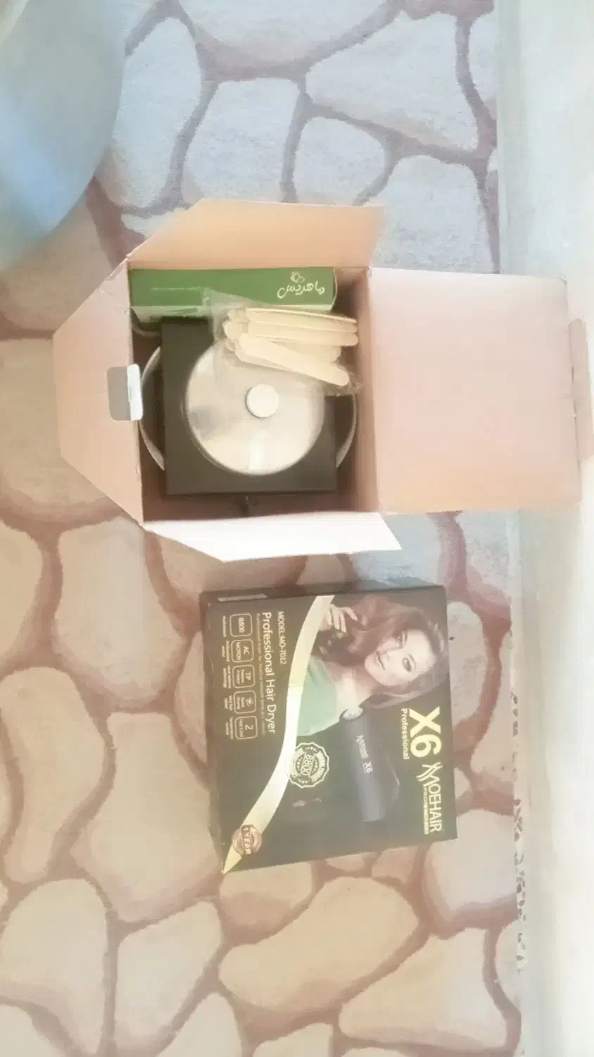 تعدادی وسایل ارایشگری|آرایشگاه و سالن‌های زیبایی|کوهمره, |دیوار