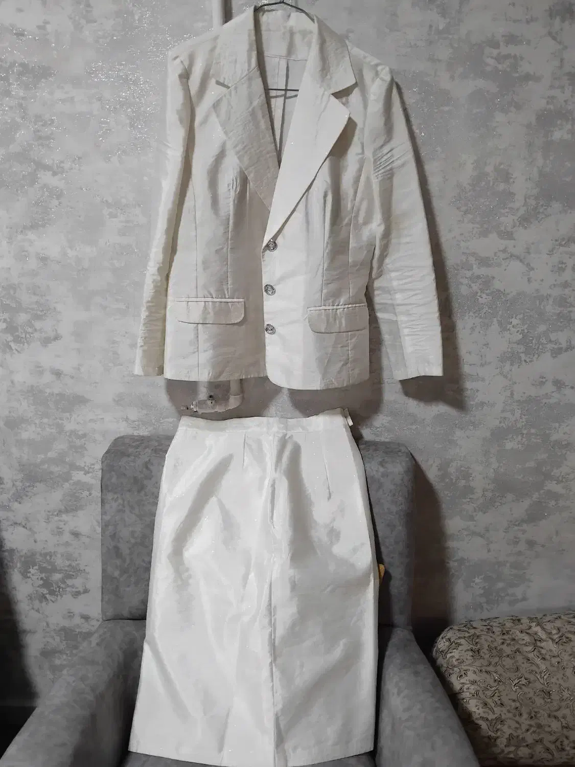 کت و دامن|لباس|دوگنبدان, |دیوار