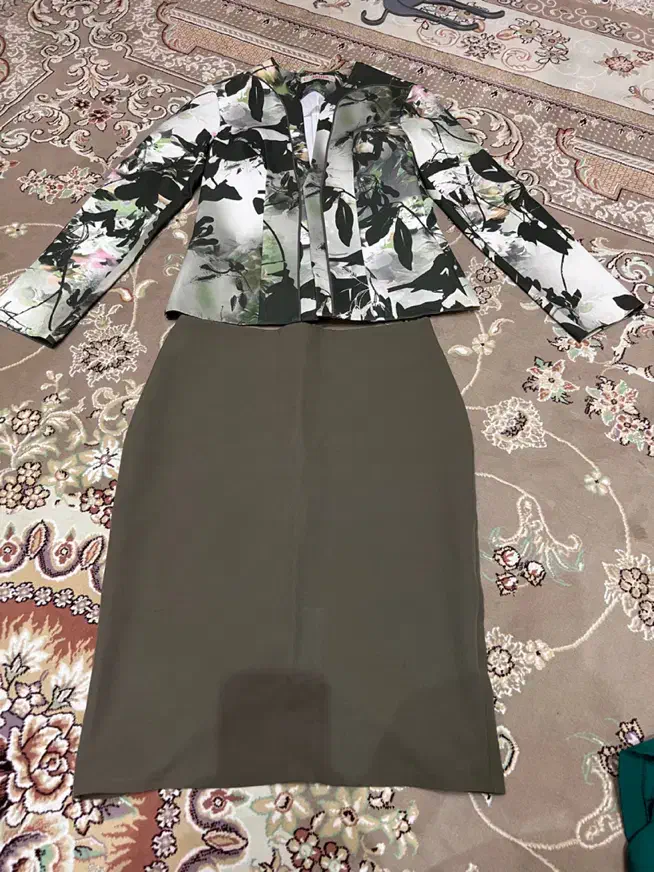 لباس زنانه|لباس|کرج, باغستان|دیوار