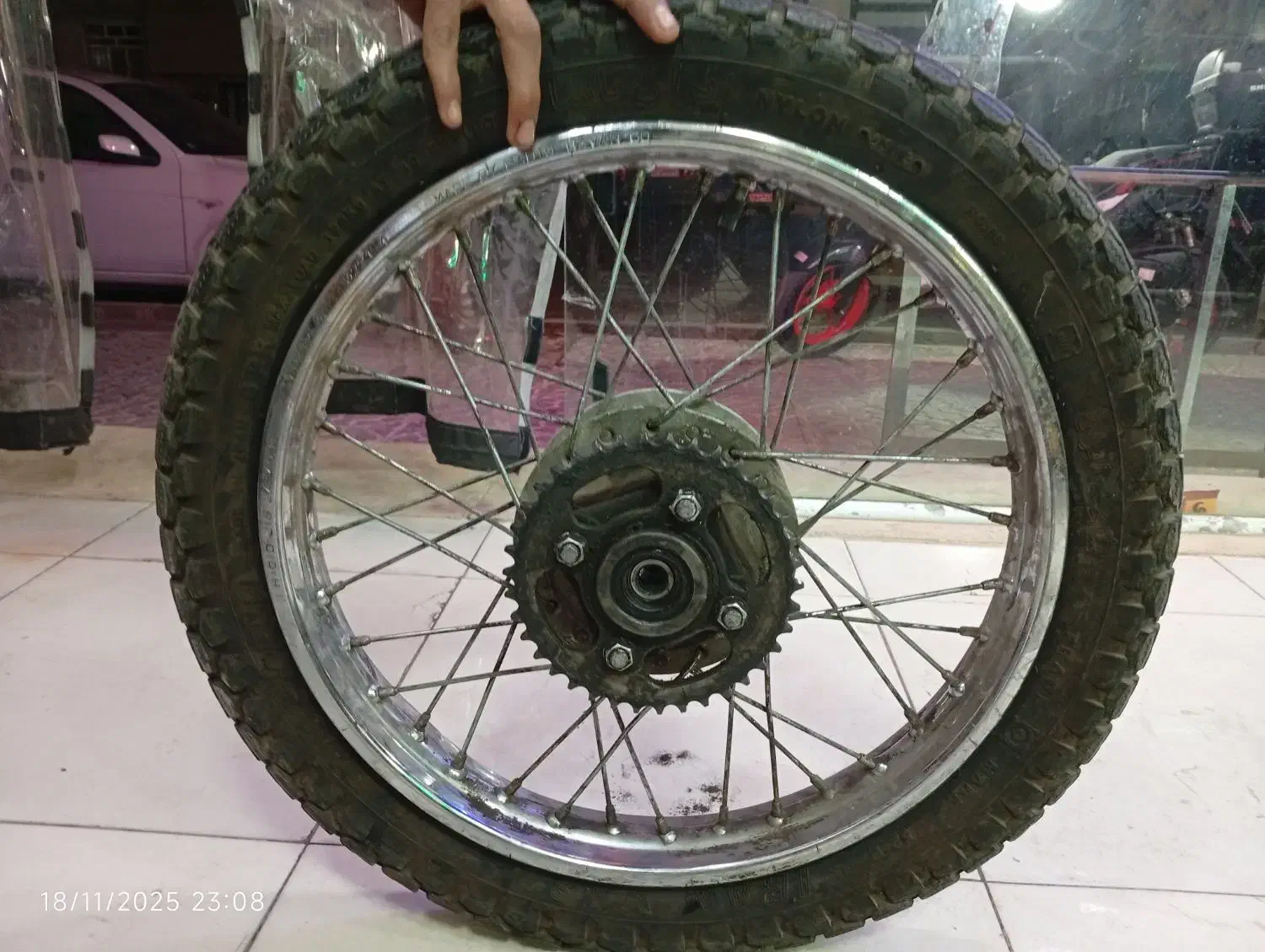 لاستیک وتوقع کارکرده|قطعات یدکی و لوازم جانبی|قرچک, میرزائی جنوبی|دیوار