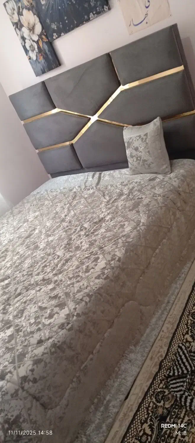 یک تخت دونفره با پاف کنار تخت و میز|تخت و سرویس خواب|محمدیه-قزوین, |دیوار