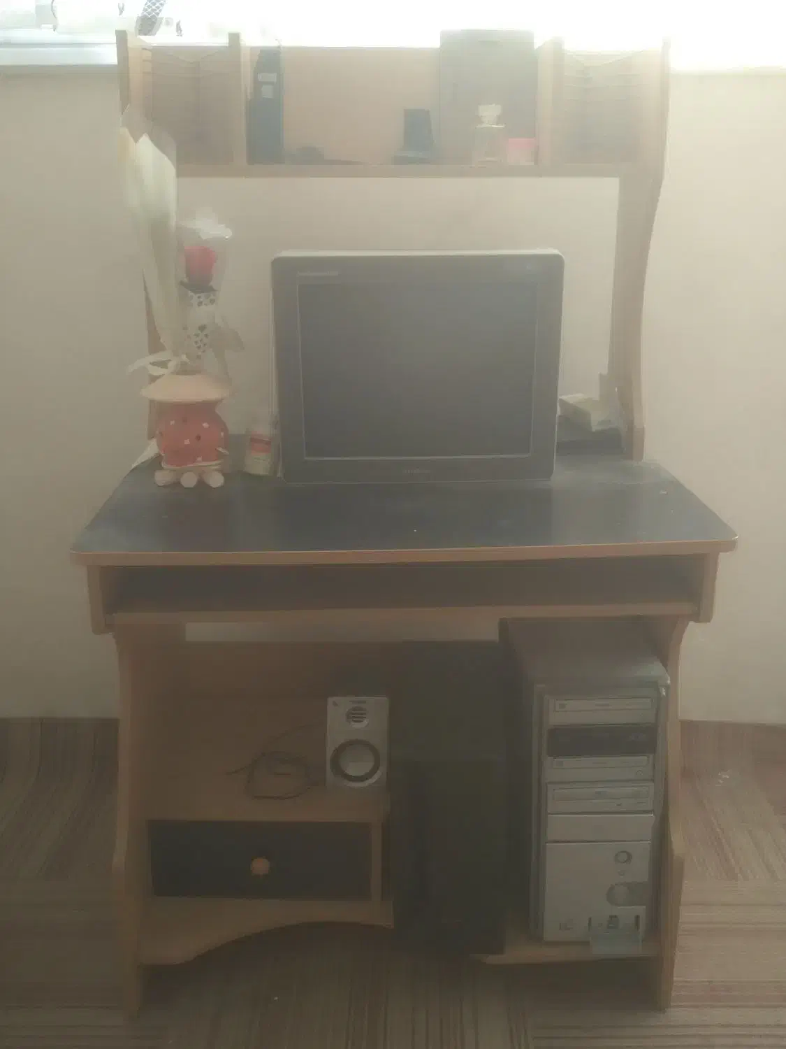 میز کامپیوتر در حد نو و کم کار.... فقط میز|میز تحریر و کامپیوتر|بجنورد, |دیوار