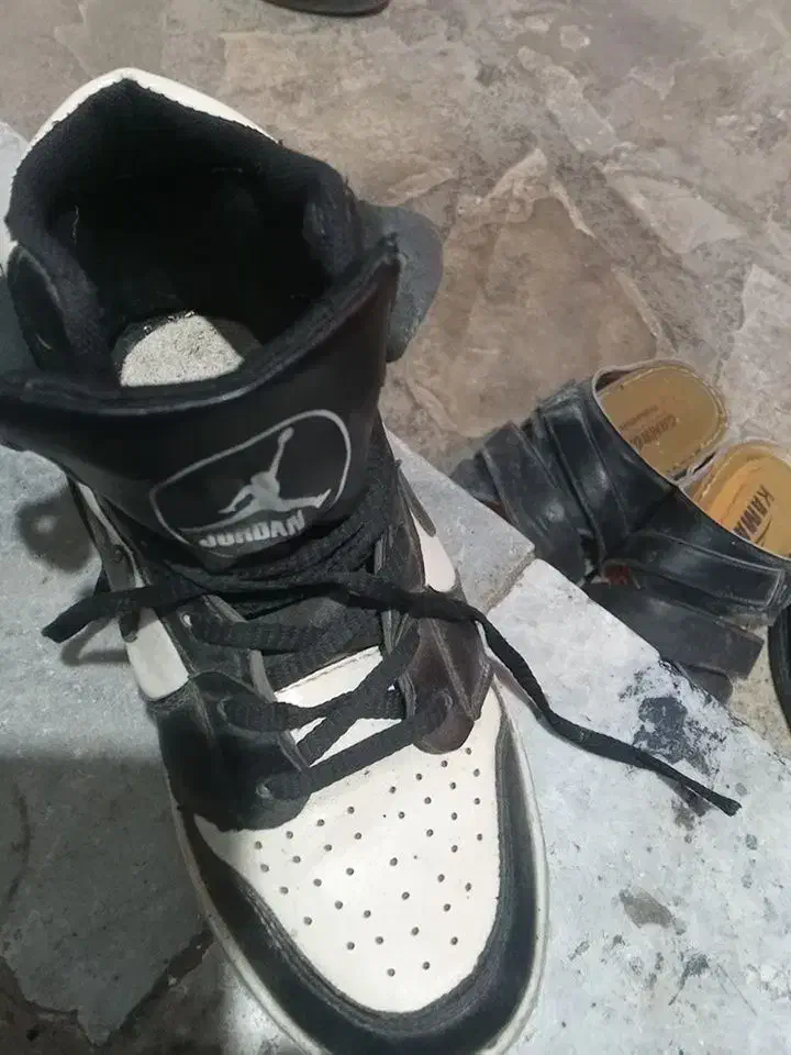 یک جفت کتونی جردن|کیف، کفش، کمربند|اقبالیه, |دیوار