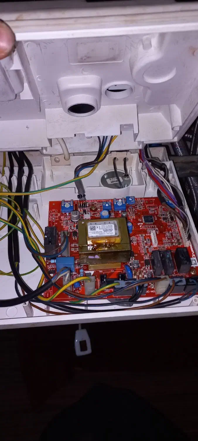 تعمیرکار پکیج و آبگرمکن دیواری|آبگرمکن، پکیج، شوفاژ|بروجرد, |دیوار