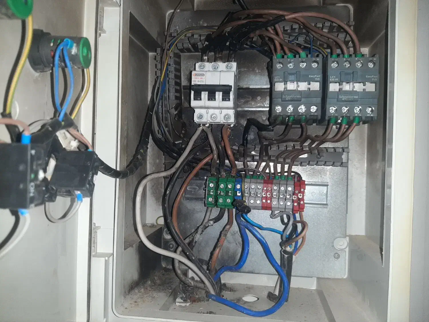 سیم کشی و برقکاری|خدمات پیشه و مهارت|خوی, |دیوار