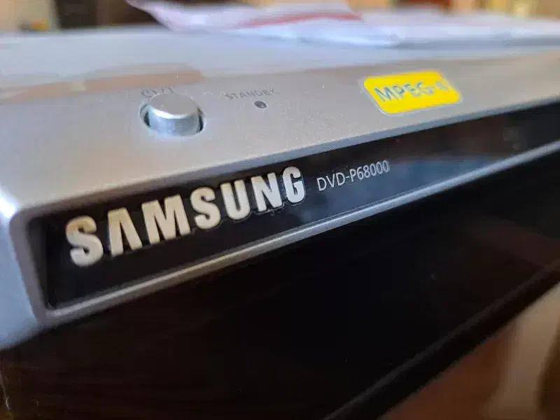 در وردی و پنچره سلاح سنگین.|تلویزیون و پروژکتور|فومن, |دیوار