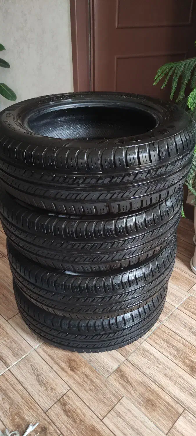 لاستیک بارز کم کار|قطعات یدکی و لوازم جانبی|شاهین‌شهر, شهرک گلدیس|دیوار