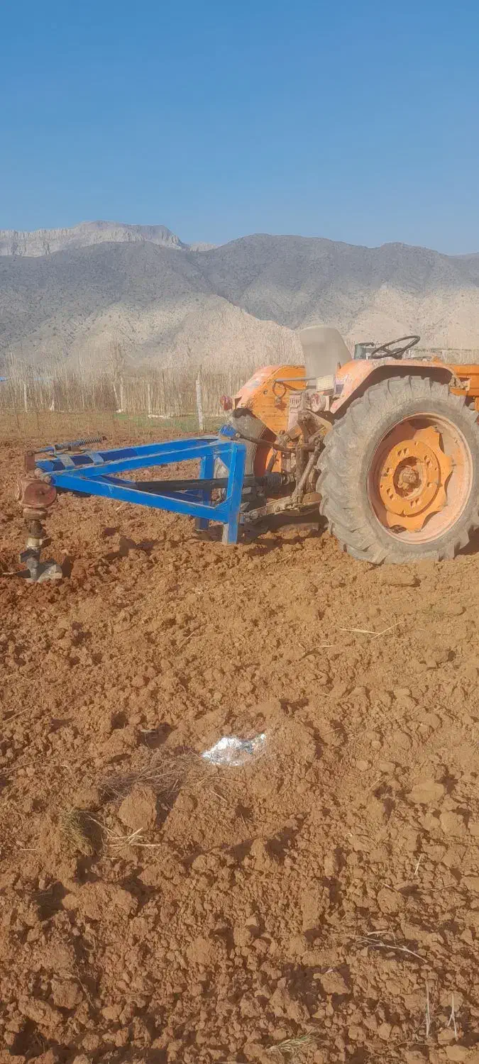 چاله کن درخت پشت تراکتور ی|خدمات باغبانی و درختکاری|خرمآباد, |دیوار