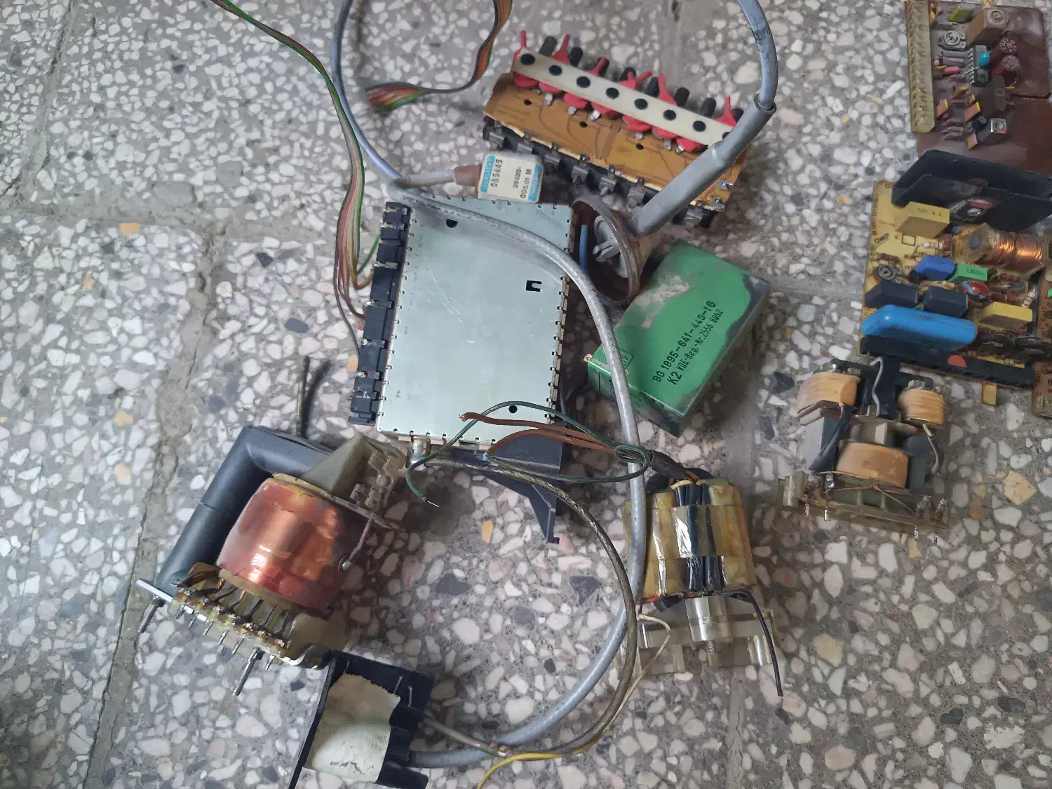 بردوقطعات سالم تلوزیون قدیمی|تلویزیون و پروژکتور|یزد, |دیوار