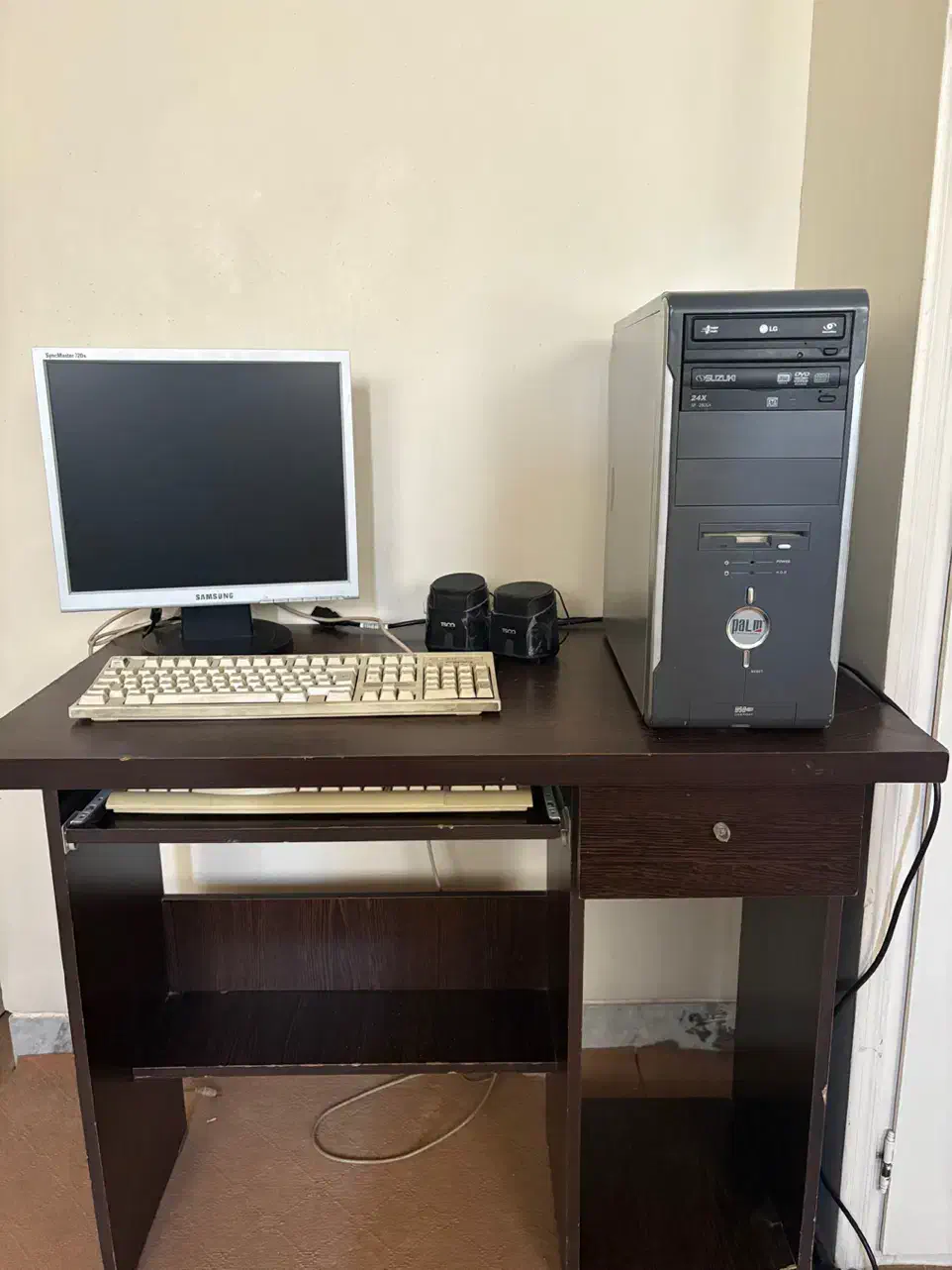 کامپیوتر به همراه میز و صندلی|رایانه رومیزی|اصفهان, خانه اصفهان|دیوار