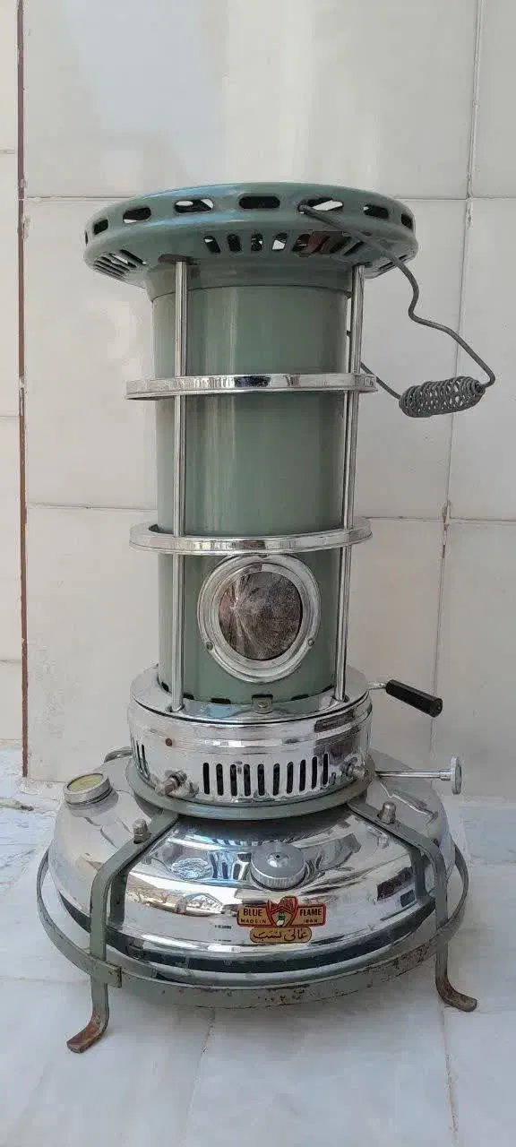 چراغ نفتی آنتیک|کلکسیون اشیاء عتیقه|قم, مسجد امام حسن|دیوار