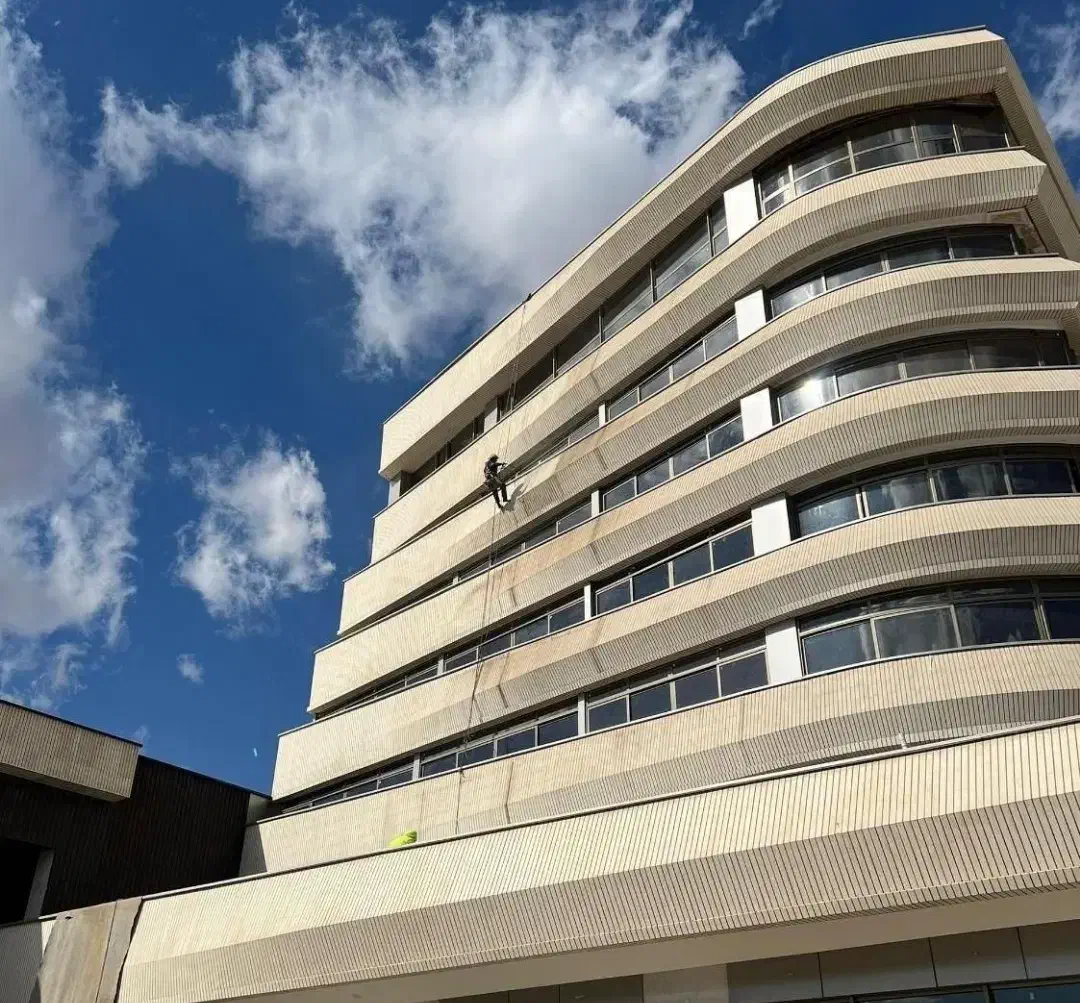 کار در ارتفاع بدون داربست،شست وشو،نانو،پیچ نما|خدمات پیشه و مهارت|اصفهان, باغ نگاره|دیوار