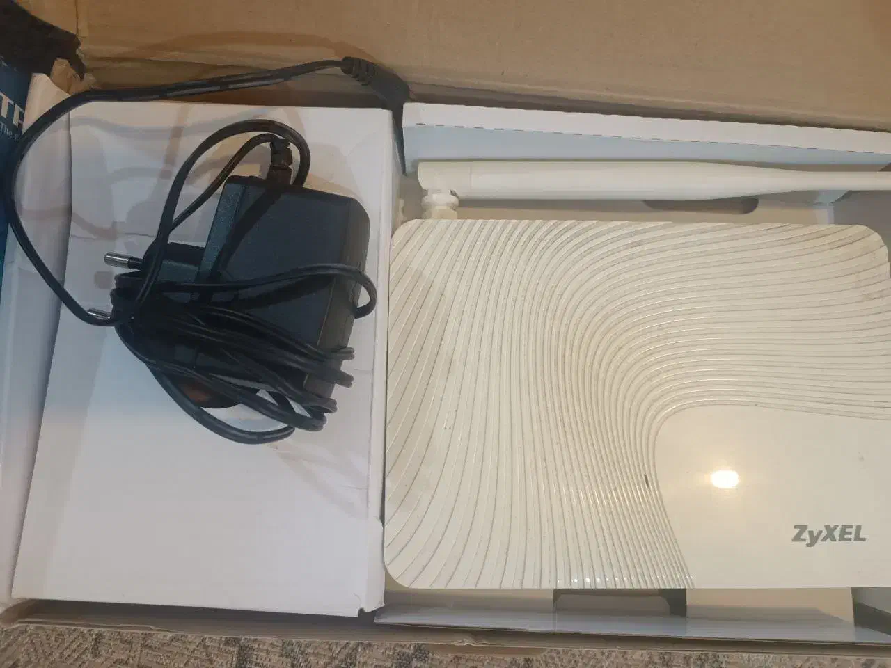 مودم روتر ADSL2 Plus بی سیم زایکسل|مودم و تجهیزات شبکه|تبریز, |دیوار