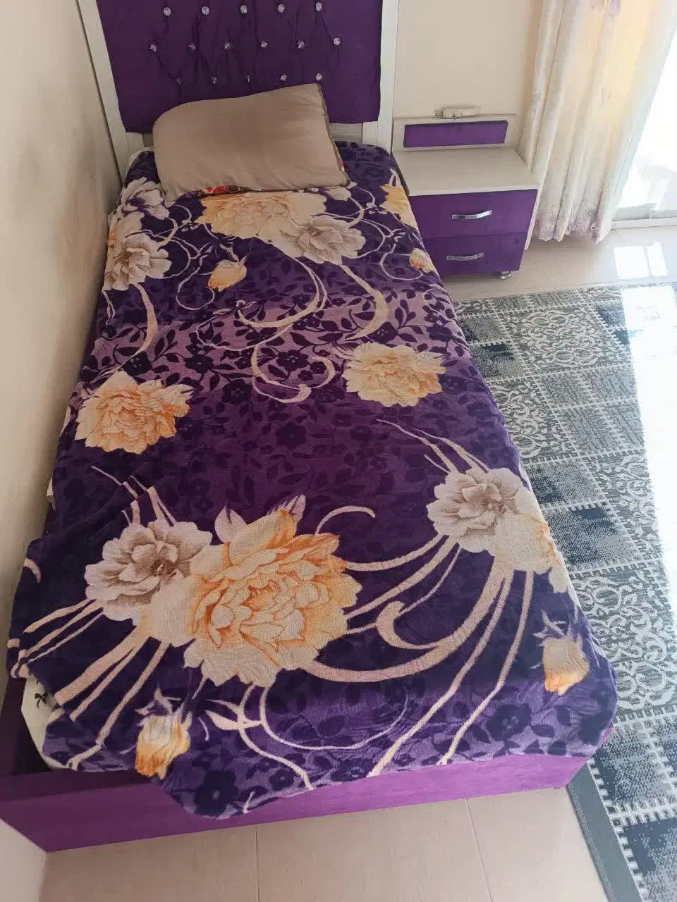 تخت تک نفره بدون تشک همراه با میز آرایش و پا تختی|تخت و سرویس خواب|بروجرد, |دیوار