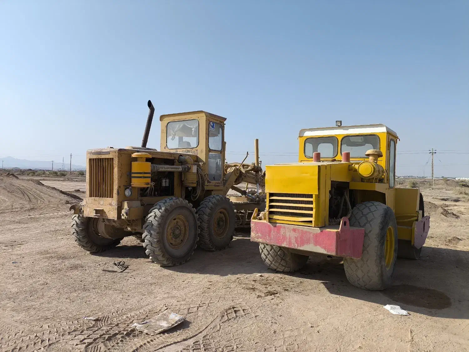 گریدر کوماتسو آر2 و غلطک خودرو CA25|خودرو سنگین|یزد, |دیوار