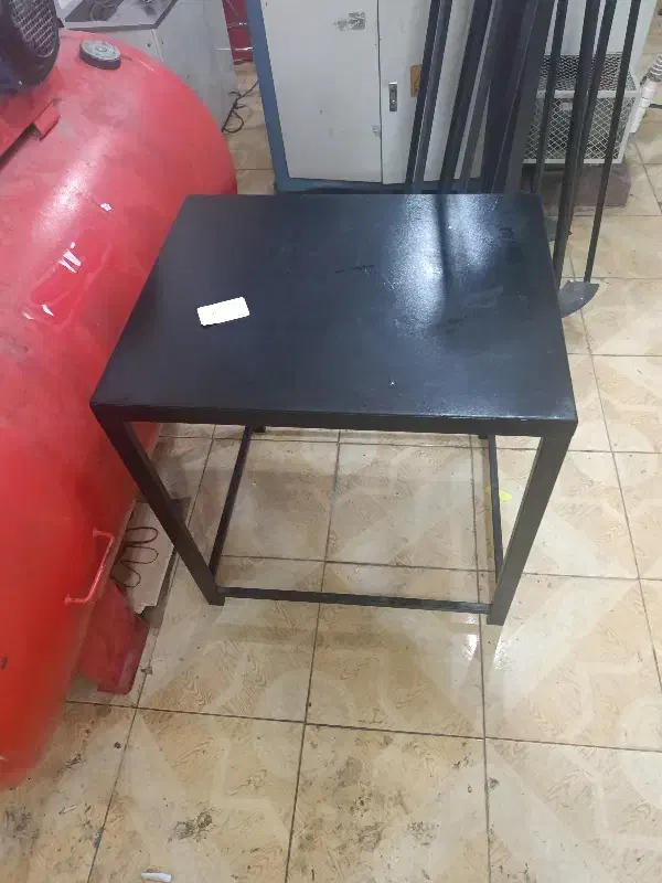 میز فلزی نو.|میز و صندلی غذاخوری|خسروشاه, |دیوار