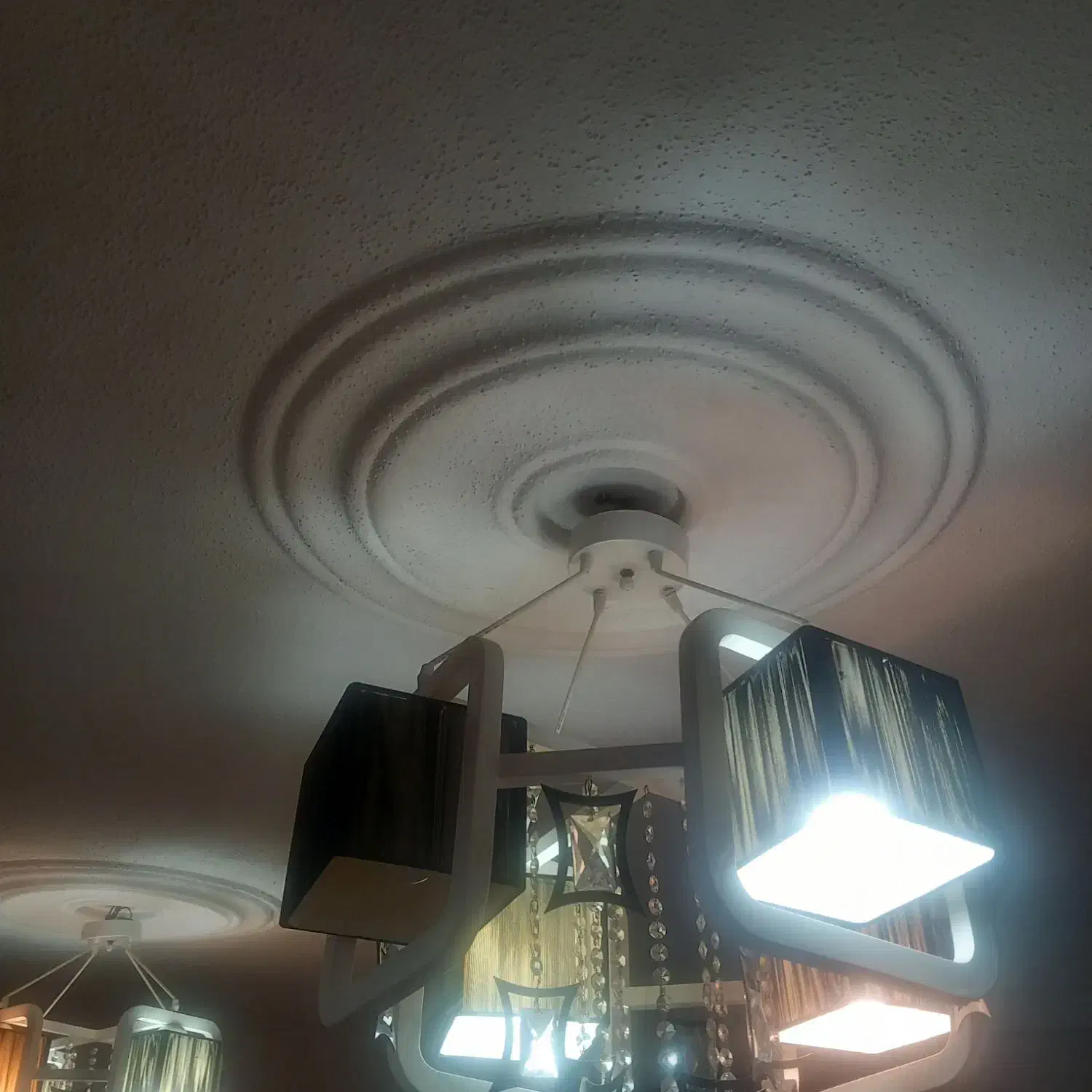 رو عدد لوستر چهار شعله|لوستر و چراغ آویز|بندر انزلی, کوی واحدی|دیوار