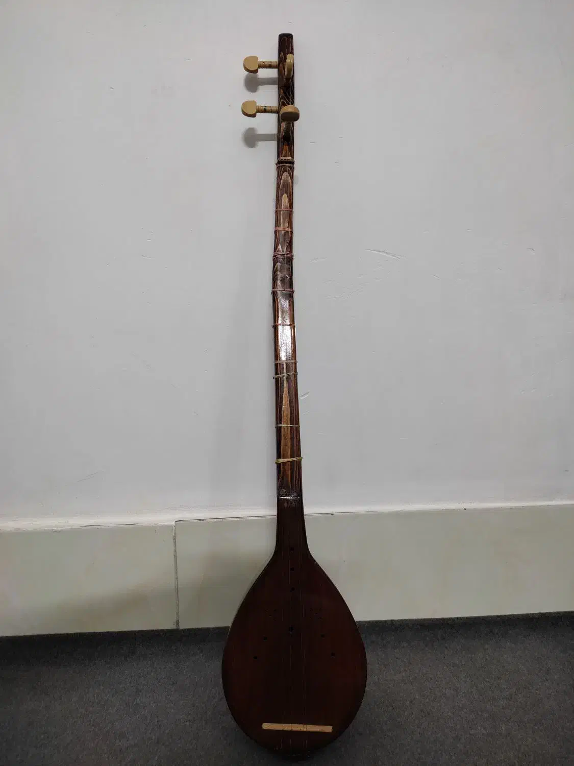 سه تار|سازهای سنتی|قم, نیروگاه|دیوار