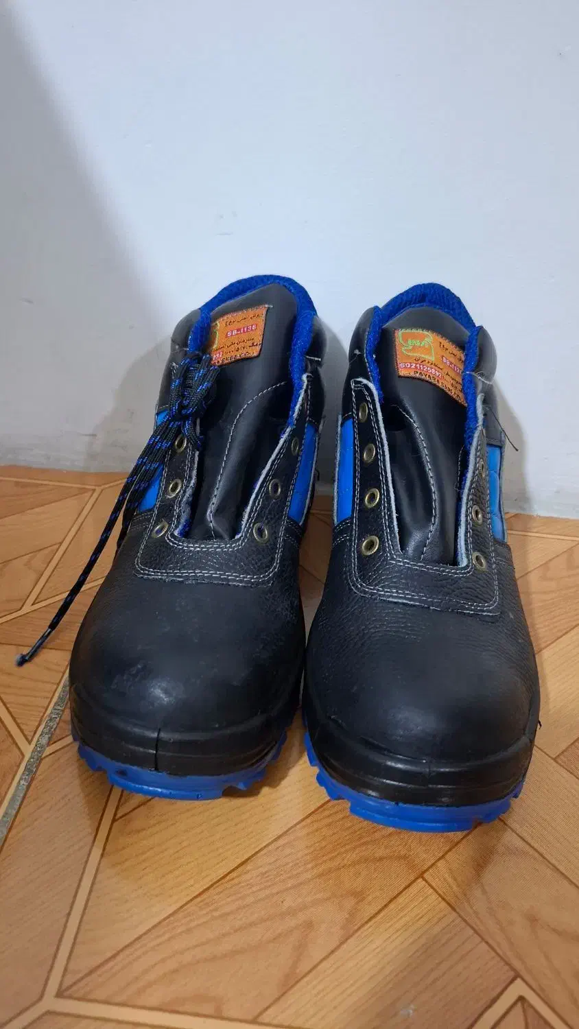 دو عدد پوتین ایمنی|کیف، کفش، کمربند|کرج, کلاک پایین|دیوار