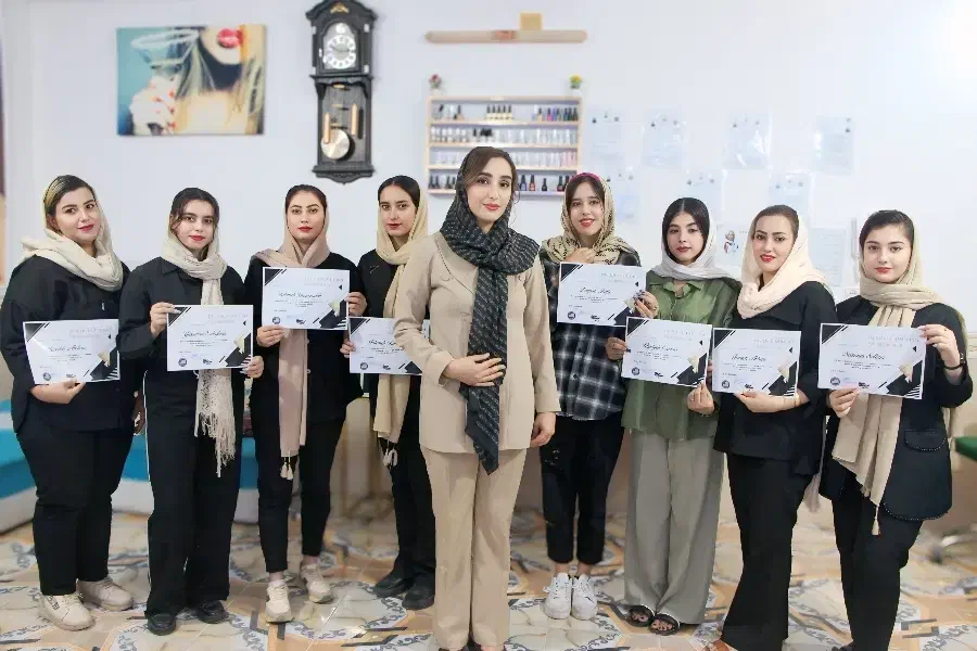 آموزش تخصصی و حرفه ای کاشت ناخن|خدمات آموزشی|یزد, |دیوار