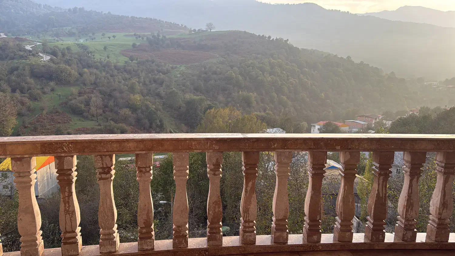 ویلا نوساز سنگچال جاده فیلبند آمل|اجارهٔ کوتاهمدت ویلا و باغ|گلوگاه بابل (گلیا), |دیوار