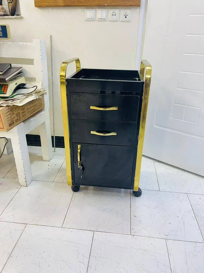 صندلی کوتاهی و ترولی آرایشگاهی|آرایشگاه و سالن‌های زیبایی|لاهیجان, مهرگان|دیوار