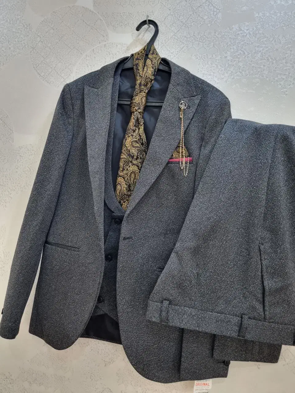 کت و شلوار و جلیقه کاملن نو همراه کروات سایز ۴۶|لباس|قرچک, شهرک طلائیه|دیوار