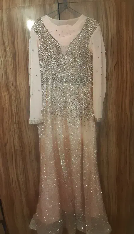 دو عدد پیراهن مجلسی|لباس|ایوان, |دیوار