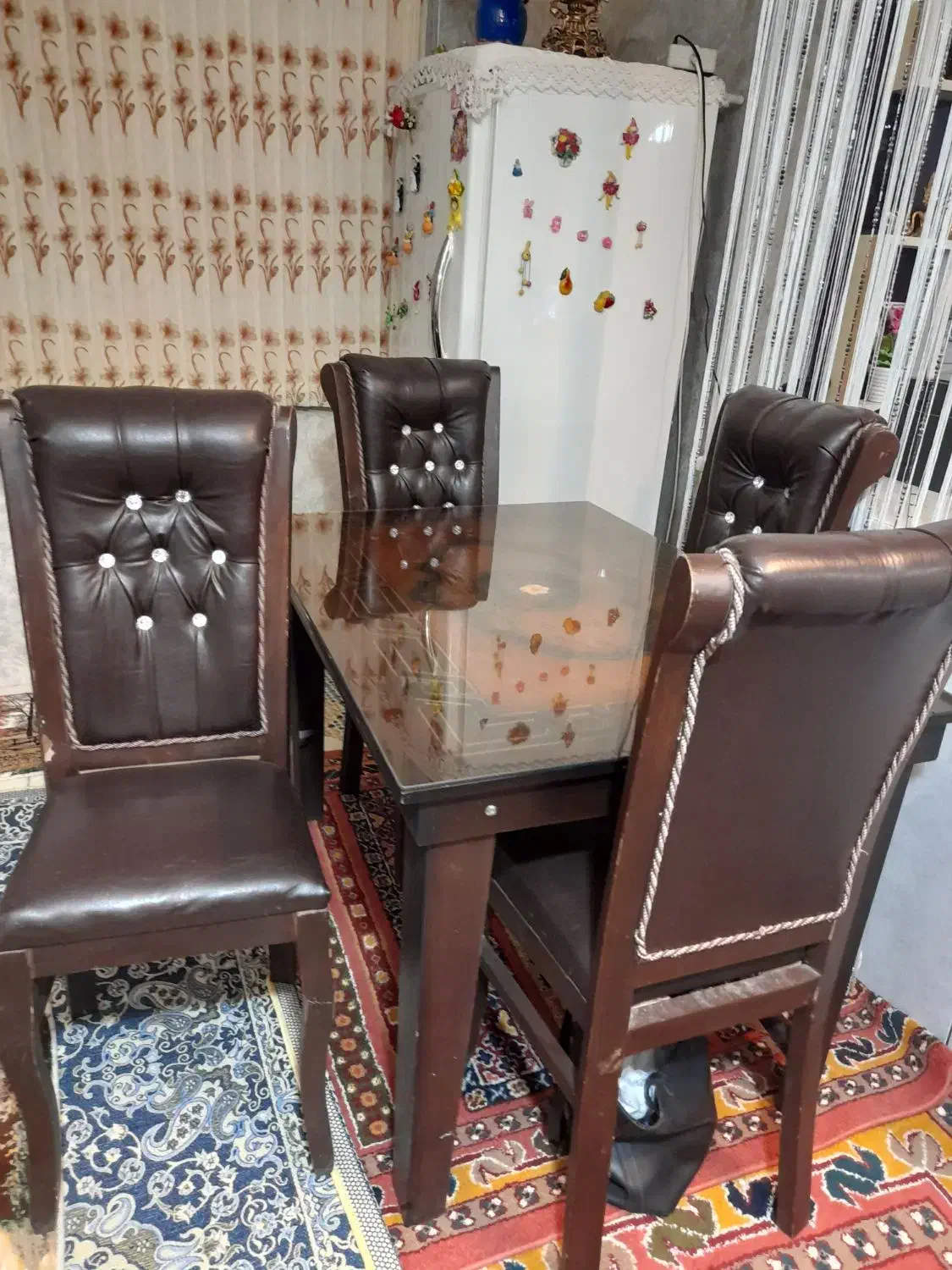 میز ناهارخوری ۴نفره خیلی نو قیمت ۳۰۰۰۰۰۰۰تومان|میز و صندلی غذاخوری|بروجرد, |دیوار