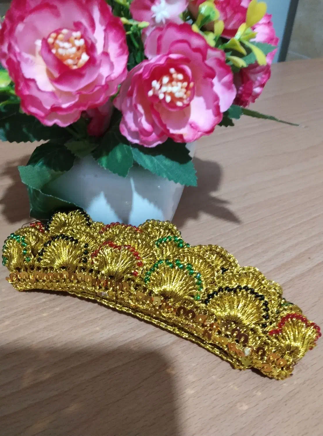 بشکی تاجی یا کوهی|لباس|قشم, |دیوار